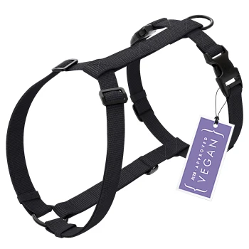 Schwarzes Haustiergeschirr mit verstellbaren Riemen und einem Clip, mit einem Etikett, das "PETA Approved Vegan" liest.