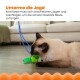 Eine Siamkatze spielt mit einem grünen Spielzeug auf einem Holzboden, mit einem Sofa dahinter. Der Text lautet "Umarm die Jagd."