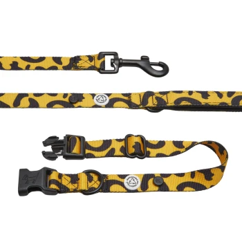 Eine lebendige gelb-schwarze Leopardenmuster-Hundeleine mit einem stabilen Clip, verstellbarem Schnallenverschluss und einem Recycling-Symbolanhänger.