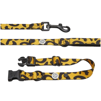 Eine lebendige gelb-schwarze Leopardenmuster-Hundeleine mit einem stabilen Clip, verstellbarem Schnallenverschluss und einem Recycling-Symbolanhänger.