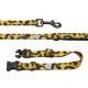 Eine lebendige gelb-schwarze Leopardenmuster-Hundeleine mit einem stabilen Clip, verstellbarem Schnallenverschluss und einem Recycling-Symbolanhänger.