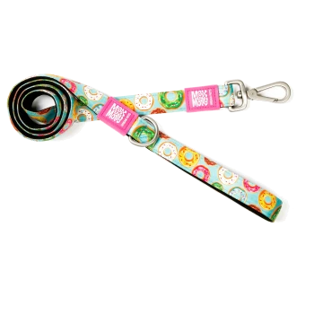 Buntes Hundeleinen mit Donut-Muster und pinken Anhängern mit der Aufschrift „Max & Molly Urban Pets“ auf weißem Hintergrund.