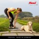 Kobieta w zielonym topie przypina smycz do żółtego labradora na ścieżce z zielenią i chmurami. Logo "flexi" widoczne.
