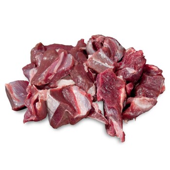 Rohe Stücke von rotem Fleisch, die auf einem weißen Hintergrund angeordnet sind, geeignet für Haustierfutter.