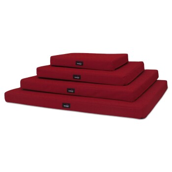 Vier gestapelte rote Haustierbetten in verschiedenen Größen, jedes mit einem schwarzen Etikett, das den Markennamen "Tender" zeigt.