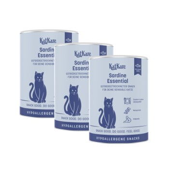 Drei KatKare Sardine Essential Snack-Dosen für Katzen, blaue Etiketten mit Katzensilhouette; sichtbarer Text 'Sardine Essential'