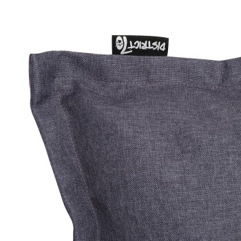 Nahaufnahme eines dunkelgrauen Haustierbettes mit einem schwarzen Etikett, das einen Totenkopf und den Text "DISTRICT T" zeigt.