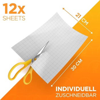 12 Blätter kariertes Papier, die mit gelben Scheren geschnitten werden, Maße 21 cm x 30 cm, mit dem Text "INDIVIDUELL ZUSCHNEIDBAR."