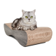 Eine silberne getigerte Katze mit leuchtend grünen Augen, die auf einem stilvollen, geschwungenen Kratzbaum aus Karton und Holz liegt.