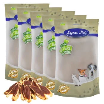 Fünf Tüten Lyra Pet natürliche Hundeleckerlis, mit einer Vielzahl von Haustieren auf der Verpackung und einem Haufen Leckerlis davor.
