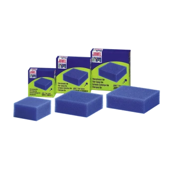 Éponge filtrante bleue en blocs de différentes tailles, emballée dans des boîtes colorées étiquetées "JUWEL Filter System" avec des détails sur le produit en allemand.