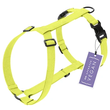 Helle gelbe Haustiergeschirr mit verstellbaren Riemen und schwarzen Schnallen, mit einem Etikett, das "Vegan Approved" liest.