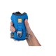 Eine Hand hält ein blaues Hundegeschirr von Ruffwear, das ein Logo, verstellbare Riemen und einen Metallbefestigungspunkt aufweist.