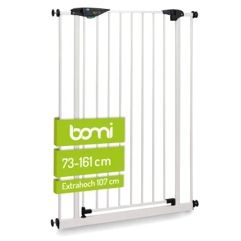 Ein weißes Haustiersicherheitstor mit vertikalen Stäben, mit einem grünen "bomi"-Logo. Es ist von 73-161 cm verstellbar und 107 cm hoch.