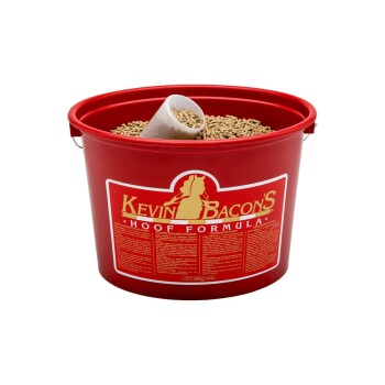 Roter Eimer mit der Aufschrift "Kevin Bacon's Hoof Formula", gefüllt mit Pellets, mit einem Messlöffel im Inneren.