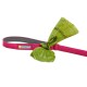 Eine pinke Hundeleine mit grauem Innenfutter, die ein Ruffwear-Logo trägt und eine grüne Mülltüte am Ende hält.