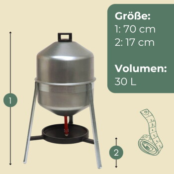 Verzinkter Geflügeltränker 30 L auf Stativ mit Auffangschale, beschriftet 'Größe: 1: 70 cm 2: 17 cm Volumen: 30 L'