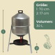 Verzinkter Geflügeltränker 30 L auf Stativ mit Auffangschale, beschriftet 'Größe: 1: 70 cm 2: 17 cm Volumen: 30 L'