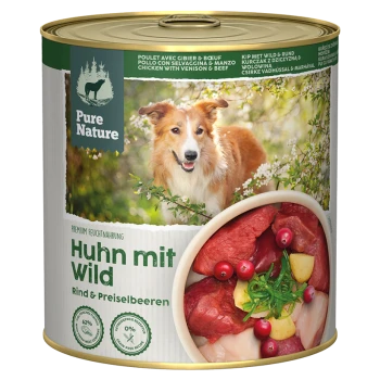 Puszka karmy dla psów Pure Nature z kurczakiem, dziczyzną, wołowiną, żurawiną i psem na tle lasu.