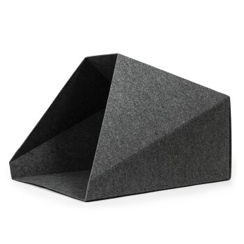 Grau gefilztes Haustierbett mit einem dreieckigen Design, das einen gemütlichen und modernen Ruheplatz für Haustiere bietet.