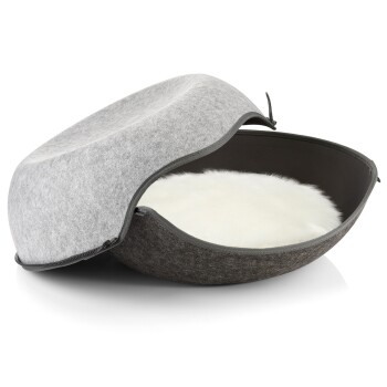 Ein gemütliches, ovales Haustierbett mit einem grauen Filzäußeren und einem plüschigen weißen Inneren, teilweise geöffnet, um das weiche Futter zu zeigen.