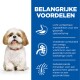 Een glimlachende Shih Tzu zit naast een blauw paneel dat voordelen benadrukt: verteerbare ingrediënten, omega 6, vitamine E, en gebalanceerde mineralen.