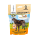 Hundesnackpackung mit der Aufschrift "Complete-Snack" mit einer Silhouette eines Hundes, mit einem natürlichen Landschaftshintergrund und deutschem Text.