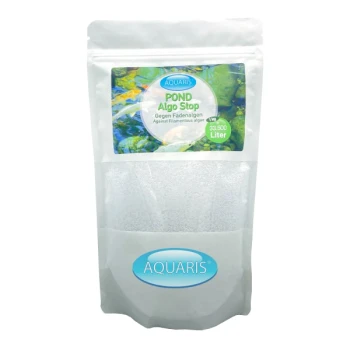 Weißer Beutel mit der Aufschrift "AQUARIS POND Algo Stop" mit einem blauen Logo, entwickelt zur Bekämpfung von fadenförmigen Algen, behandelt bis zu 33.500 Liter.