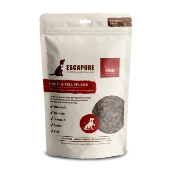 Eine Tüte ESCAPURE Hundeleckerlis zur Haut- und Fellpflege, mit Rindfleisch und Symbolen für Vitamin E, Bierhefe, Omega-3, Biotin und Zink.