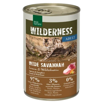 Dose mit Real Nature Wilderness Katzenfutter "Wide Savannah" mit einem Bild von einer Wildkatze, enthält 97% Lamm und Wildschwein, 3% Früchte, keine Getreide.