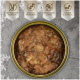 Konserviertes Haustierfutter mit einer fleischigen Textur, mit Etiketten, die "Getreidefreies Rezept", "Hoher Proteingehalt", "Kein Zuckerzusatz" und "Vitamine A, E und D3" angeben.