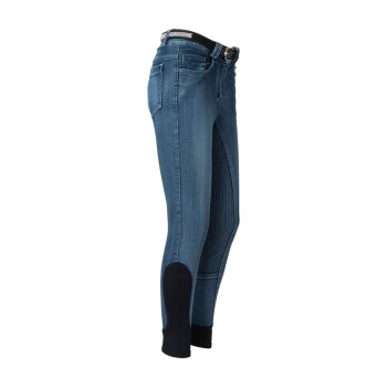Seitenansicht von blauen Denim-Reitleggings mit einem schwarzen Gürtel, die ein strukturiertes Panel an der Seite und schwarze Kniepatches aufweisen.