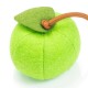 Grünes Filz-Haustierspielzeug in Apfelform mit einem braunen Band und einem grünen Blatt oben.
