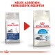 Bild von zwei Royal Canin Katzenfutterbeuteln: altes Design "Indoor +7 ans" links, neues "Home Life Indoor 7+" rechts, mit einem roten Pfeil.