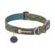 Ein grüner und blauer Hundehalsband mit Camouflage-Muster und einem schwarzen Etikett mit der Aufschrift 'RUFFWEAR' und einer Metallschnalle.