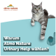 Eine grau-weiße Katze mit grünen Augen ruht auf einem türkisfarbenen Hintergrund mit dem Text: "Warum Almo Nature Urinary Help wählen?" und Logo.