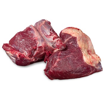 Ein quadratisches weißes Geschirr, gefüllt mit rohem Hackfleisch, das eine Mischung aus roten und rosa Farbtönen aufweist, auf einer Holzoberfläche platziert.