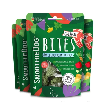 Drei grüne SmoothieDog Bites Beutel, gefriergetrocknete 'Lamm' Hundesnacks; Etikett zeigt 'Gefriergetrockneter Snack' und 'FREEZE DRIED'.