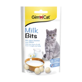 GimCat Milk Bits Verpackung zeigt eine graue Katze, die sich die Lippen leckt, eine Schüssel Milch und hebt Vitamine, Taurin und Getreidefreiheit hervor.