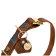 Braunes Leder-Haustierhalsband mit blauen Nähten, goldener Schnalle und einem runden Anhänger mit gekreuzten Schwertdesign.