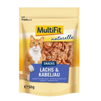 Pakowane przysmaki dla kotów z rysunkiem rudej kotki na przodzie, oznaczone 'Multifit naturelle' z 'Snacks Lachs & Kabeljau' w niebieskim.