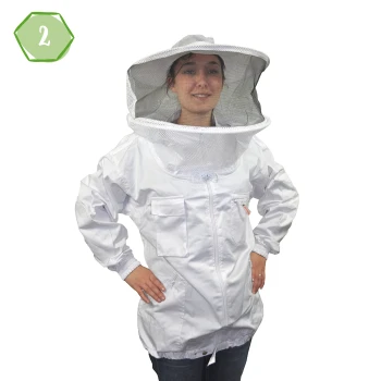 - Imkerjacke Professional XL Eine Person in einem weißen Imkeranzug mit einem Netz-Haube, mit zwei Fronttaschen und einem Reißverschluss, steht vor einem weißen Hintergrund.