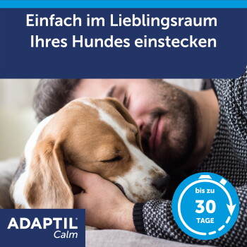 Mann schmust mit schlafendem Beagle; Text: „Einfach im Lieblingsraum Ihres Hundes einstecken“; ADAPTIL Calm und „bis zu 30 TAGE“.