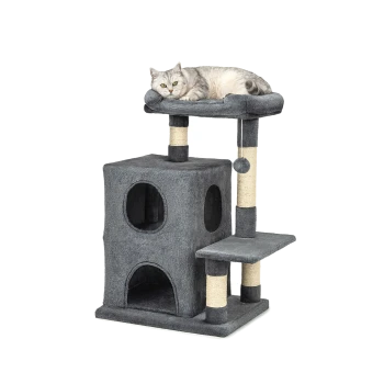 Ein grauer Katzenbaum mit einer plüschigen oberen Liegefläche und zwei Ebenen, mit einem gemütlichen Versteck und Kratzpfosten, mit einer grauen Katze, die oben entspannt.