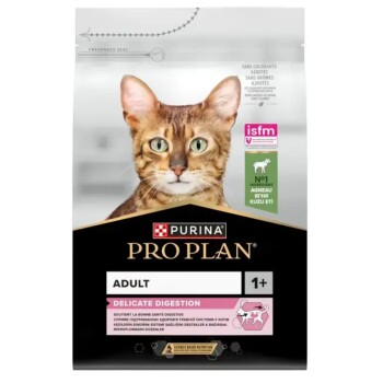 Image de deux sacs de nourriture pour chats Purina Pro Plan : à gauche "Delicate Adult" avec un chat gris, à droite "Adult Delicate Digestion" avec un chat brun.