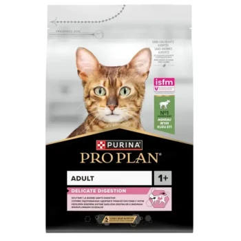Image de deux sacs de nourriture pour chats Purina Pro Plan : à gauche "Delicate Adult" avec un chat gris, à droite "Adult Delicate Digestion" avec un chat brun.
