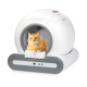 Eine flauschige orange Katze sitzt in einem modernen, weißen Katzenhaus mit abgerundeter Form und grauem Boden, das eine kleine Schublade und Steuerknöpfe hat.