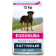 EUKANUBA Ras Specifieke Rottweiler hondenvoer zak, 12 kg, met een Rottweiler hond op een grasachtige pad, met de tekst 'AB 1 JAHR'.