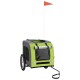 Haustieranhänger in Grau und Grün mit einem Netz vorne, zwei Rädern und einer Sicherheitsflagge. Ideal zum Transport kleiner Haustiere.