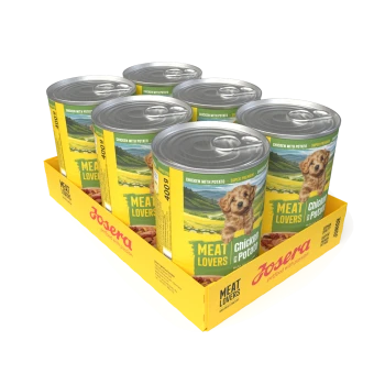 Pappschale mit sechs Josera Meat Lovers Hundefutterdosen mit Aufschrift 'Chicken with Potato' (400 g) und Welpenbild.